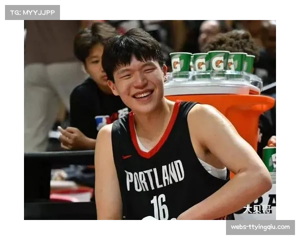 开拓者新星杨瀚森克服文化障碍,努力适应球队战略部署